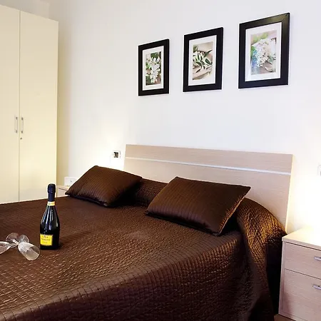 Residenza Romina Sleeps 8 With Pool- By Italian Appartement *