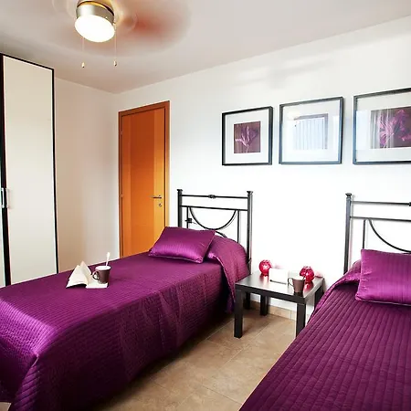 Apartamento Residenza Romina Sleeps 8 With Pool- By Italian *