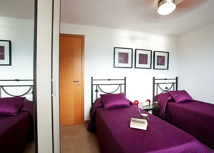 Residenza Romina Sleeps 8 With Pool- By Italian דירה Rezzonico