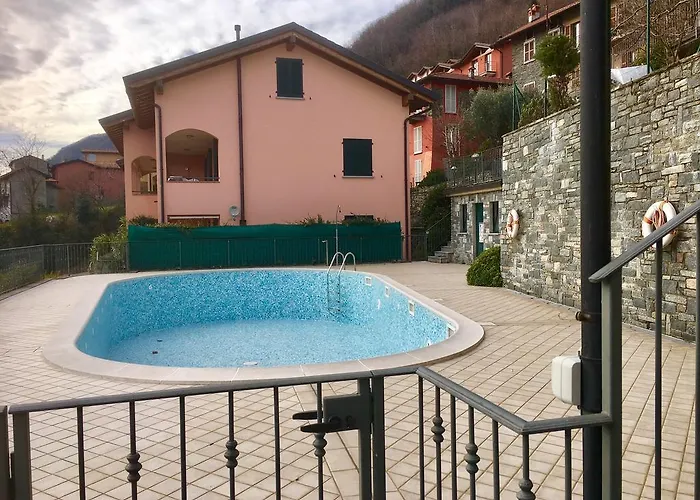 Residenza Romina Sleeps 8 With Pool- By Italian דירה Rezzonico