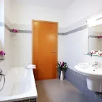 Residenza Romina Sleeps 8 With Pool- By Italian Apartman Rezzonico