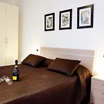 Residenza Romina Sleeps 8 With Pool- By Italian Apartman *