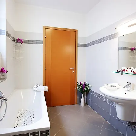 Residenza Romina Sleeps 8 With Pool- By Italian דירה Rezzonico
