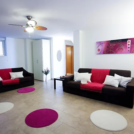 Residenza Romina Sleeps 8 With Pool- By Italian 아파트 Rezzonico