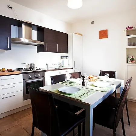 Residenza Romina Sleeps 8 With Pool- By Italian 아파트 Rezzonico