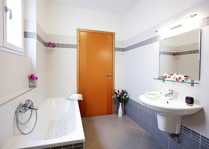 Residenza Romina Sleeps 8 With Pool- By Italian 아파트 Rezzonico