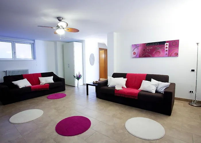 Residenza Romina Sleeps 8 With Pool- By Italian 아파트 Rezzonico