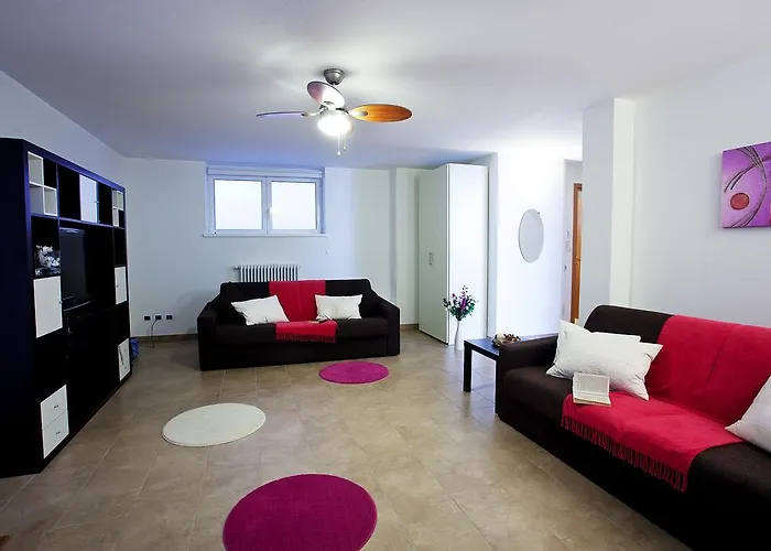 Residenza Romina Sleeps 8 With Pool- By Italian * Rezzonico