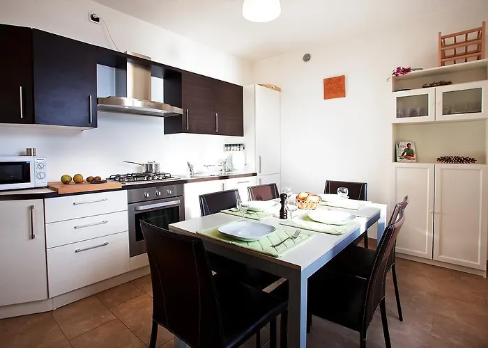 Residenza Romina Sleeps 8 With Pool- By Italian 아파트 Rezzonico