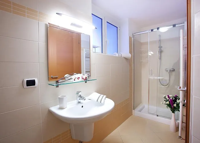 Residenza Romina Sleeps 8 With Pool- By Italian